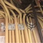 netwerkkabels-trekken-door-loze-leidingen in de meterkast netwerkkabels-trekken-door-loze-leidingen